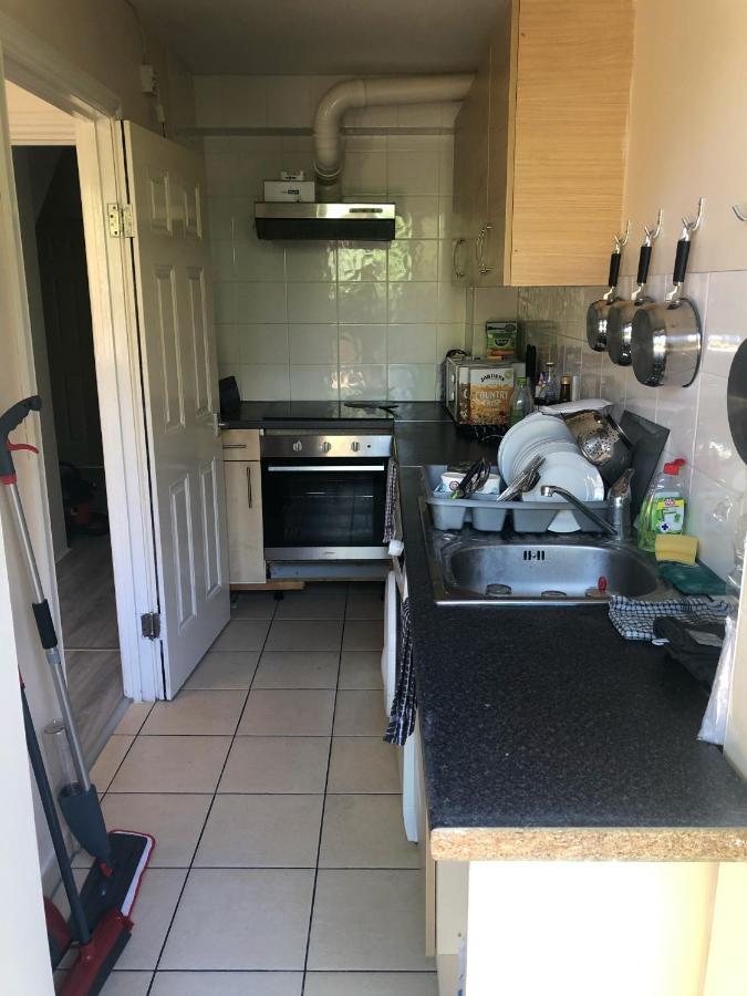 Double Room With Private Bathroom In A 2-Bedrooms House London Ngoại thất bức ảnh